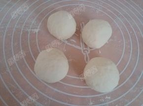 将每份面剂都揉圆