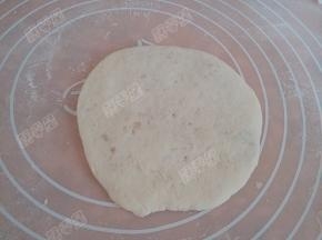 擀成薄饼，注意不要擀破咯