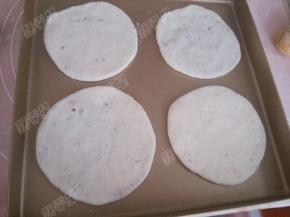 然后将生坯放入烤盘