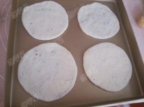 然后将生坯放入烤盘