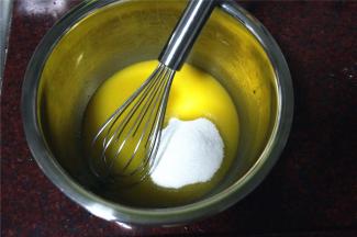 将黄油隔热水融化。