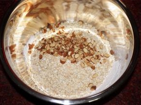 将低筋面粉筛入，然后加入燕麦片，切碎的杏仁粒。