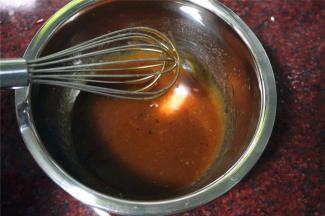 趁热加入细砂糖，蜂蜜，红糖，并搅拌均匀。