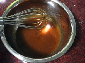 趁热加入细砂糖，蜂蜜，红糖，并搅拌均匀。