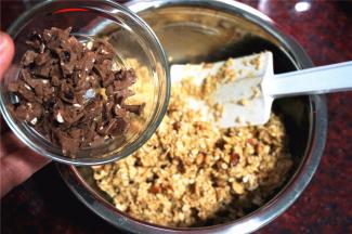 加入切碎的黑巧克力碎，拌均匀。