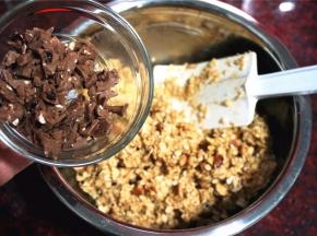 加入切碎的黑巧克力碎，拌均匀。