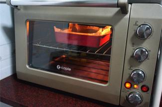 将模具放入预热至180度的烤箱中层，上下火，烤25分钟左右，直到表面呈现金黄色。