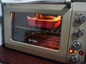 将模具放入预热至180度的烤箱中层，上下火，烤25分钟左右，直到表面呈现金黄色。