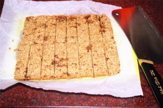 出炉后冷却至与手心差不多温度时脱模。