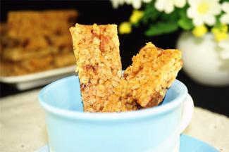 彻底冷却后，再切成小块，密封保存。