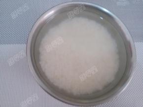 大米加入少量糯米浸泡四个小时以上