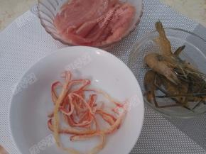 准备鲜虾、肉末、鱿鱼丝