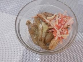 鱿鱼丝切小一些，鲜虾剪去虾须，用盐、白胡椒粉、料酒腌制十分钟