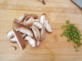 葱姜切末，香菇切丝