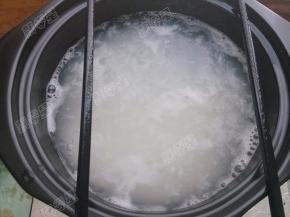 煮沸后用两只筷子架在砂锅上，盖上盖子小火熬煮，注意要用勺子搅拌不能粘锅