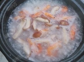 放入鲜虾和香菇丝