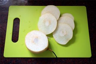 雪梨切片备用，梨心位置不要。