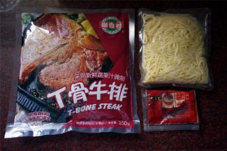 T骨牛排从急冷取出解冷。