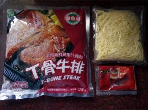 T骨牛排从急冷取出解冷。