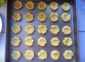 放入预热好的烤箱，中层，160度，上下热风循环，15分钟（也可以直接用上下火）