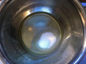 将白砂糖全部放入玉米油中，搅拌均匀至白砂糖融化，最好用最细的白砂糖或糖粉