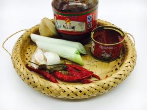 调料：葱，姜，蒜，干辣椒，番茄酱，郫县豆瓣酱。