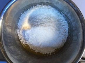 筛入低粉和椰蓉，搅拌成团