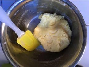 这是搅拌好的面团，分成44等份，每个10克（我做的小，大小喜好看自己）