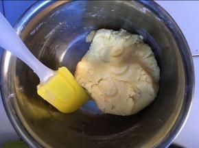 这是搅拌好的面团，分成44等份，每个10克（我做的小，大小喜好看自己）