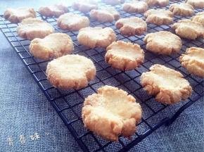 烤完后，在烤箱里闷两分钟更好！拿出放在烤网上，晾凉，即可食用！