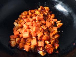 倒入胡萝卜，翻炒均匀。