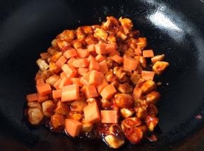 倒入胡萝卜，翻炒均匀。