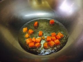 用滑炒鸡丁剩下的油，把胡萝卜过一下油。