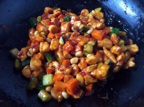 炒好的宫保鸡丁