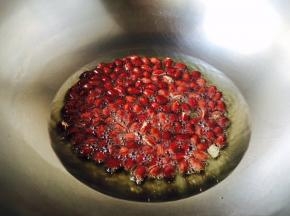 凉油放入花生米，当油热了后关火，花生米在油里浸泡2分钟，然后捞出即可。