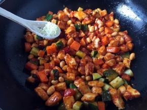 放入少许鸡精