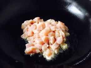 锅里放适量的油，当油温4成热时放入鸡丁。