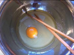 将鸡蛋打入，搅拌均匀