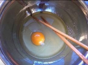 将鸡蛋打入，搅拌均匀