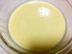 盖保鲜膜静置50分钟，这一步很重要，面糊在静置的过程中会发生神奇的变化