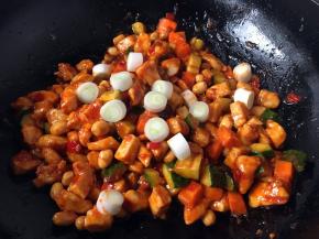 最后放入葱段，翻炒均匀即可。