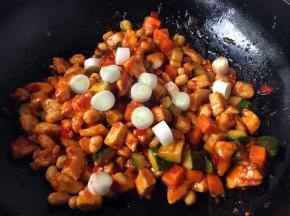 最后放入葱段，翻炒均匀即可。