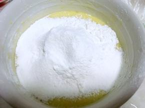 过筛低筋面粉跟小苏打，搅拌均匀无面粉颗粒