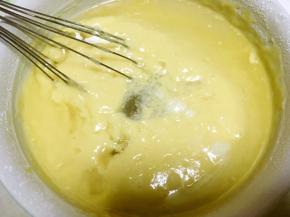 倒入凉透的糖水，搅拌均匀顺滑