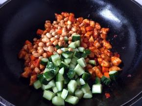 再放入黄瓜和花生米，翻炒均匀。