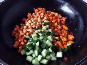 再放入黄瓜和花生米，翻炒均匀。