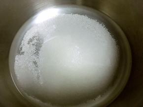 砂糖倒入水内搅拌均匀，小火熬开熬成糖水，坐冰水凉透备用