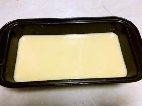 烤箱预热190度，模具内涂一层黄油，方便脱模，将静置好的面糊倒入模具内