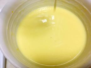 加入玉米油搅拌均匀顺滑