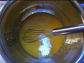 加入泡打粉和盐，搅拌均匀，静置5分钟